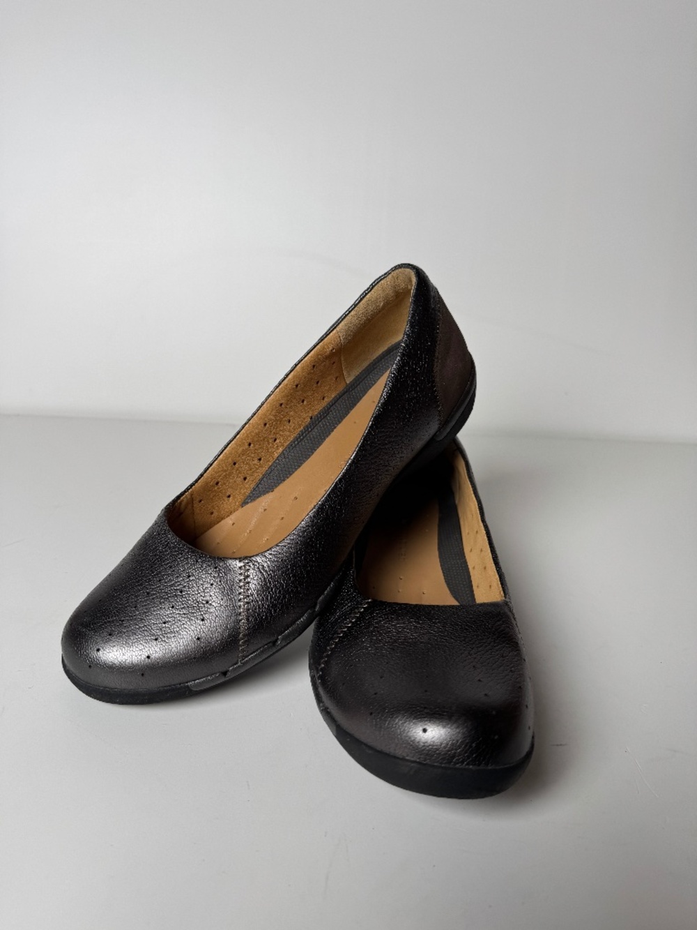 Clarks Artisan Unstructured Metallic Pewter Leather Perforated Flats Size 8M
